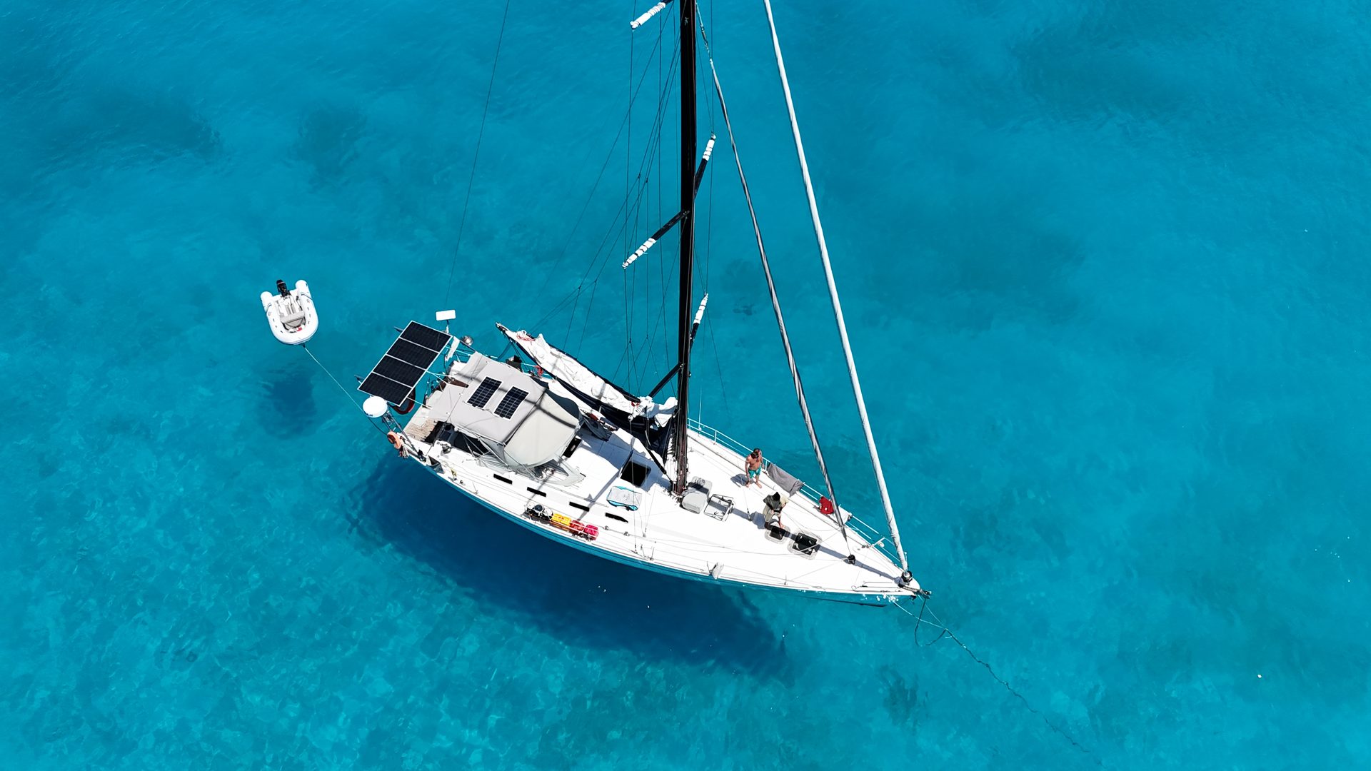 Vista drone della barca a vela Zahir
